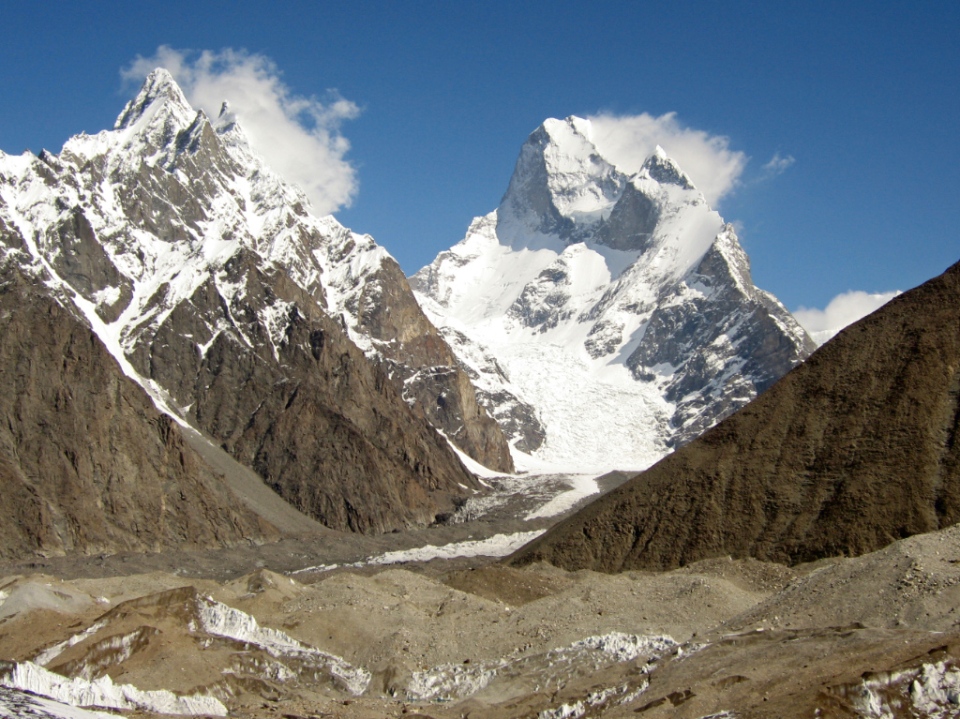 Mustagh Tower (7273m) on the right which was the subject of Andrew Greig`s expedition book "Summit Fever"