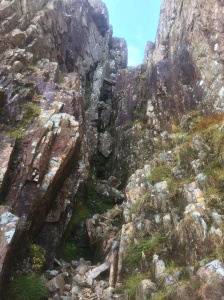 The next big obstacle is this narrow gully , i went under the top chockstone.